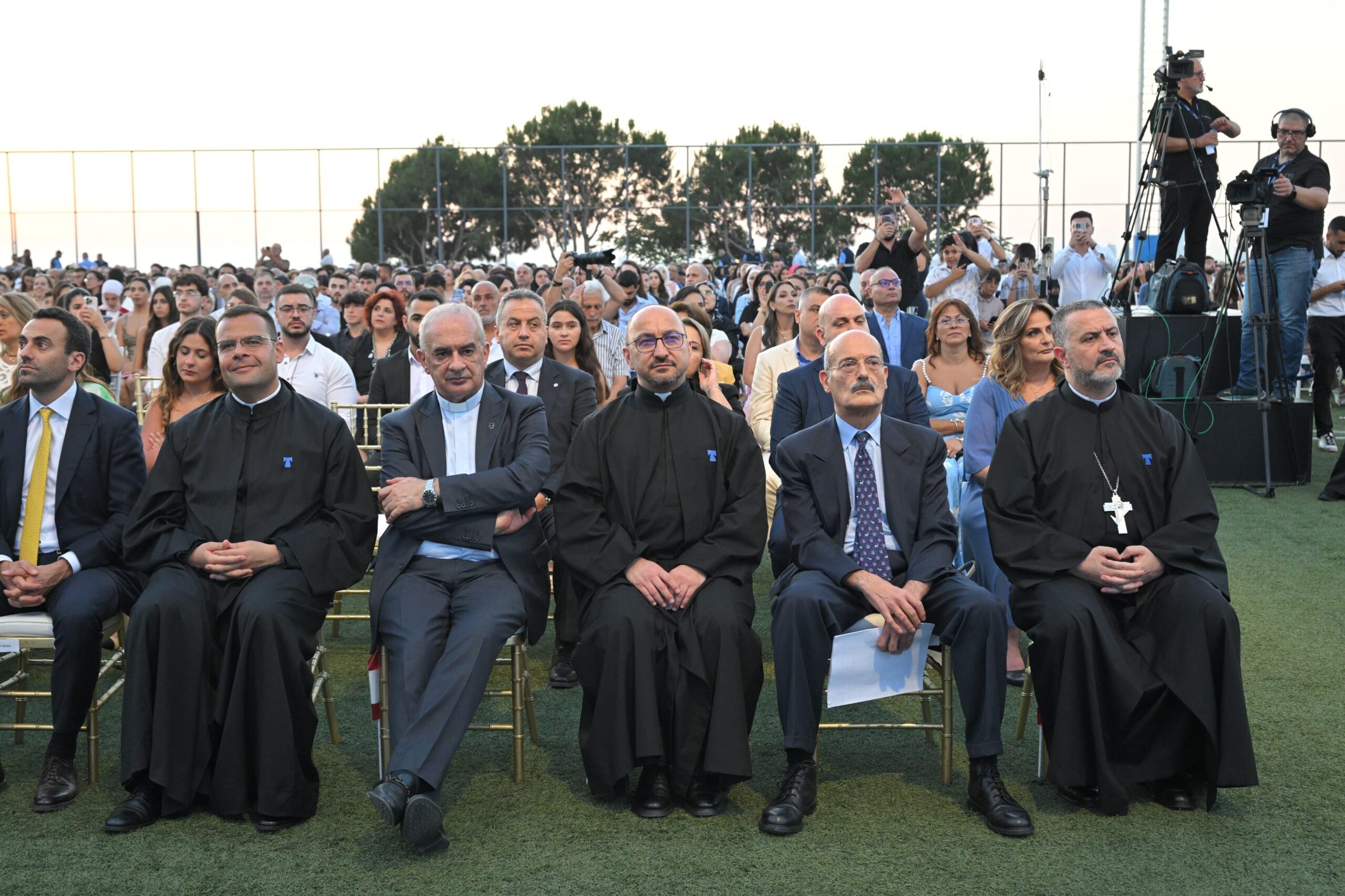 الجامعة الأنطونية تخرج طلاب دفعة 2025 وتدعوهم للتجذّر بأرض الوطن (بالصور)