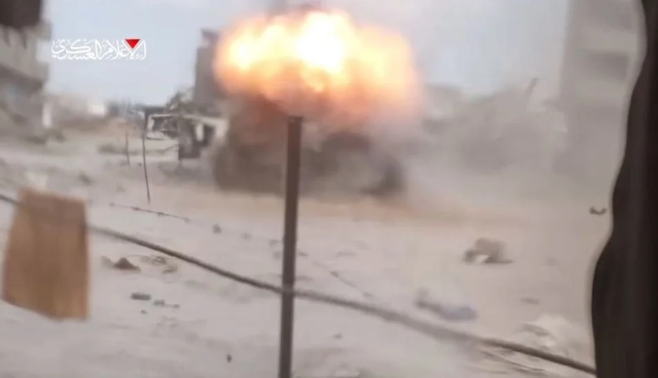 بقذيفة 'الياسين 105'.. 'القسام' تستهدف جرافة إسرائيلية جنوبي قطاع غزة