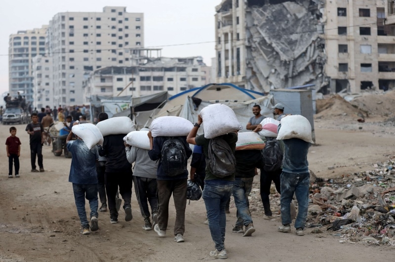 دخول 166 شاحنة مساعدات إلى قطاع غزة.. ومصربون يتفاعلون مع مبادرة إلقاء زجاجات الطحين في البحر