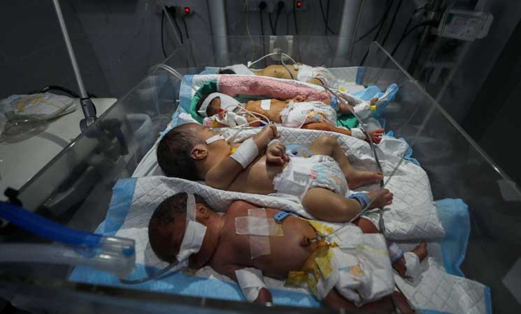 أطباء غزة يضطرون لزيادة عدد الرضع في الحضانات لمواجهة شبح نقص الوقود