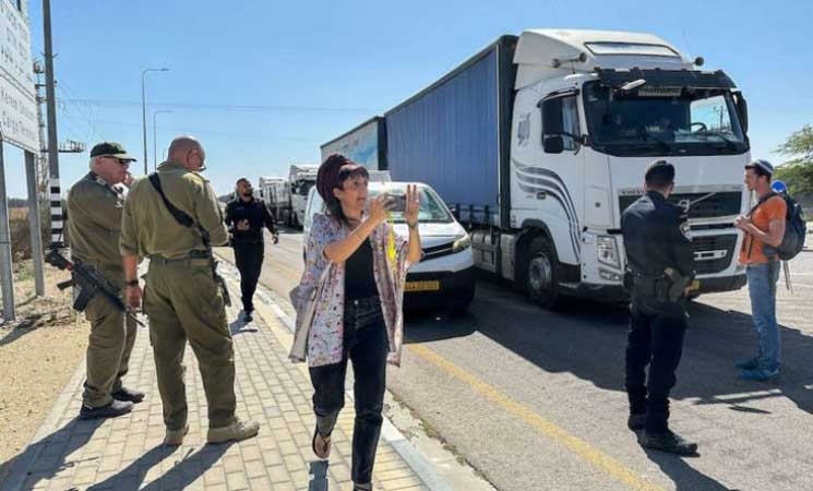 مستوطنون إسرائيليون يعترضون شاحنات مساعدات من الأردن لغزة