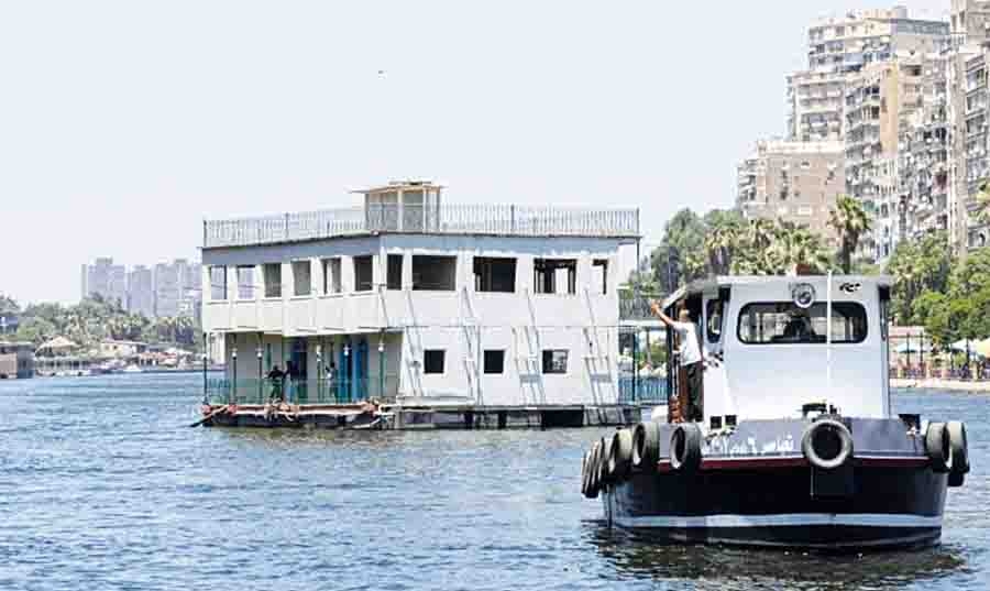 بيوت عائمة على سطح النيل وعائلات تعيش في قوارب صيد