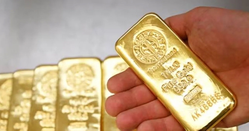 الذهب يتراجع إلى أدنى مستوى في شهر