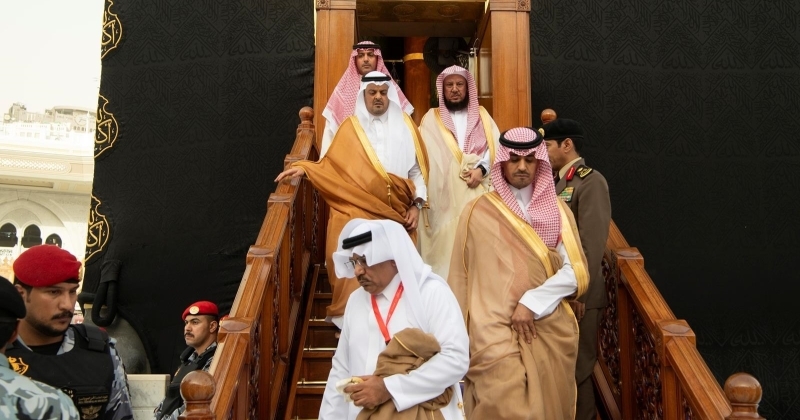 نائب أمير مكة المكرمة يتشرف بغسل الكعبة.. بمشاركة سفير الكويت