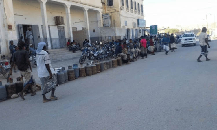 للمرة الثانية خلال أسبوع واحد.. أزمة غاز جديدة في عدن وسط اتهامات بافتعال الأزمة لتمرير جرعة سعرية