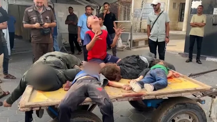 مجزرة جديدة في دير البلح: 15 شهيدًا بينهم أطفال ونساء بغارة إسرائيلية استهدفت طابور غذاء الأطفال