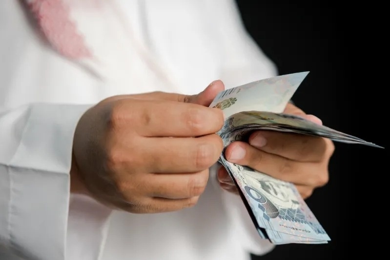 كم يساوي الدولار واليورو مقابل الريال السعودي اليوم؟.. إليك أحدث الأسعار