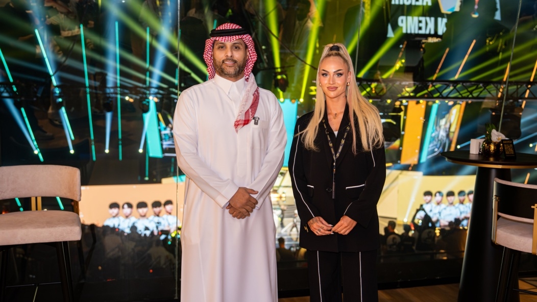 القحطاني و"أجمل لاعبة في العالم" يخطفان الأضواء في كأس العالم الإلكترونية