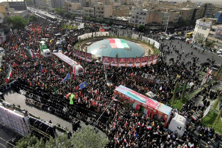 إيران تشيع قادة عسكريين وعلماء نوويين