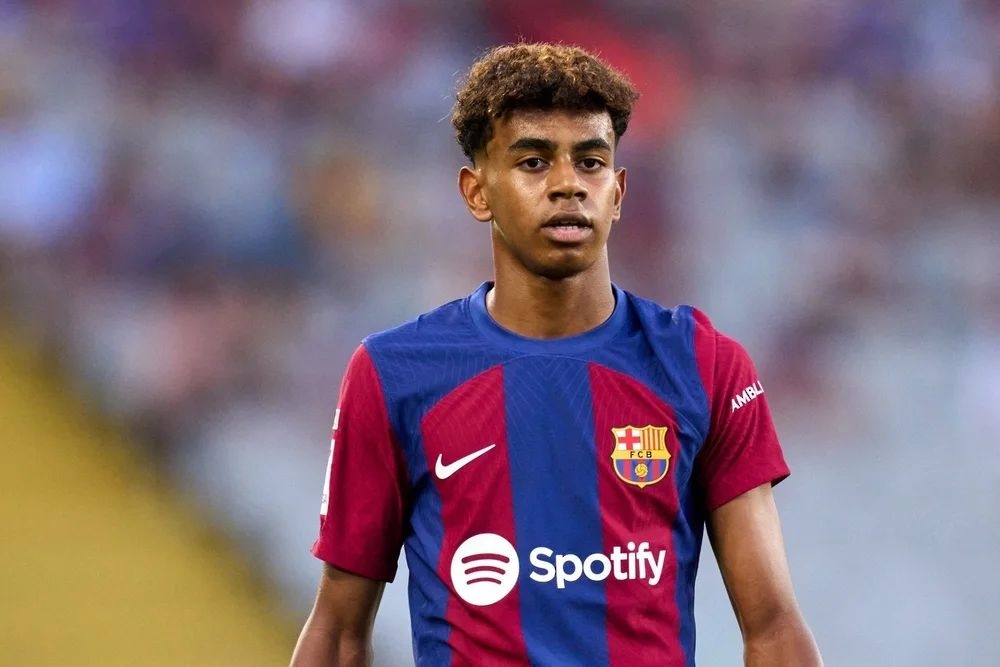 برشلونة يستعد لتسليم لامين يامال رقم 10 بعد رحيل فاتي