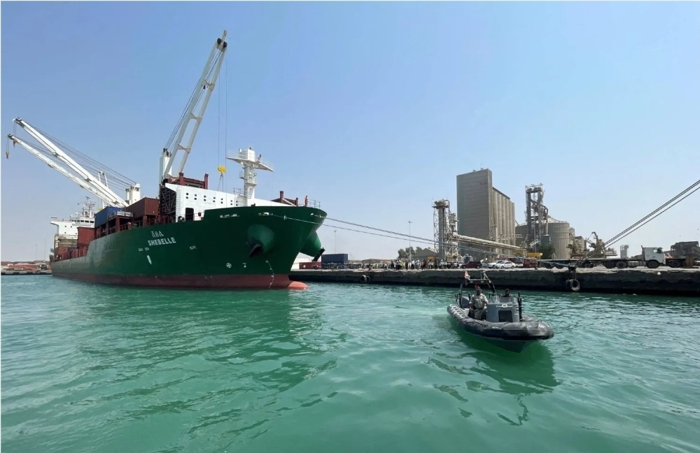 حكومة اليمن تحذر من كارثة بيئية وشيكة في البحر الأحمر بعد غرق ناقلة محملة بنترات الأمونيوم