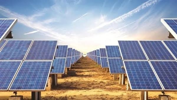 الطاقة الشمسية والرياح تقود خفض كلفة الكهرباء في 2024