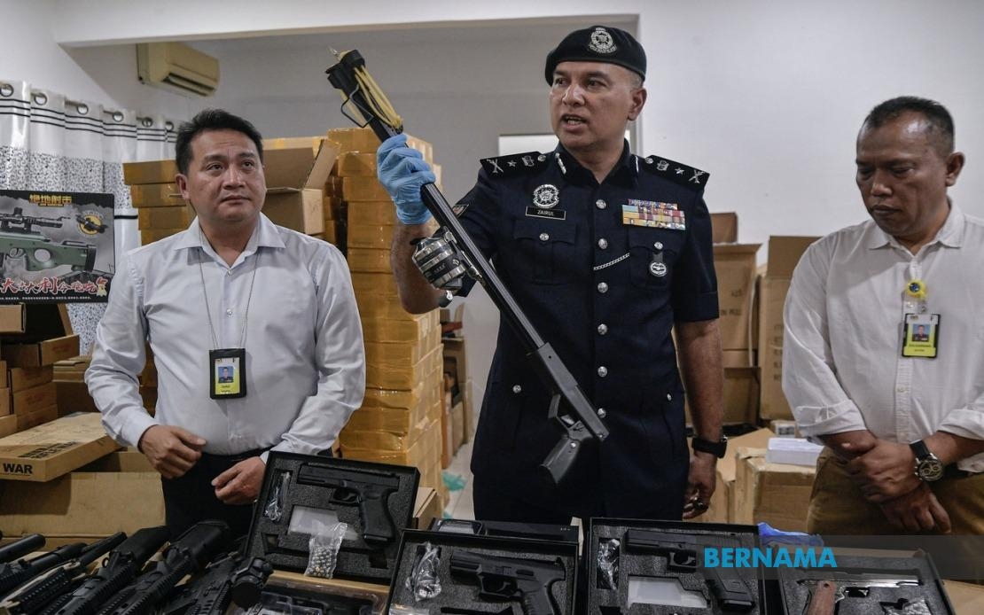 Three Foreigners Arrested, Hundreds Of Fake Firearms Seized In Segambut