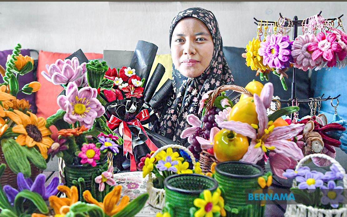Velvet Wire Bouquets Bloom Into Steady Income For Housewife