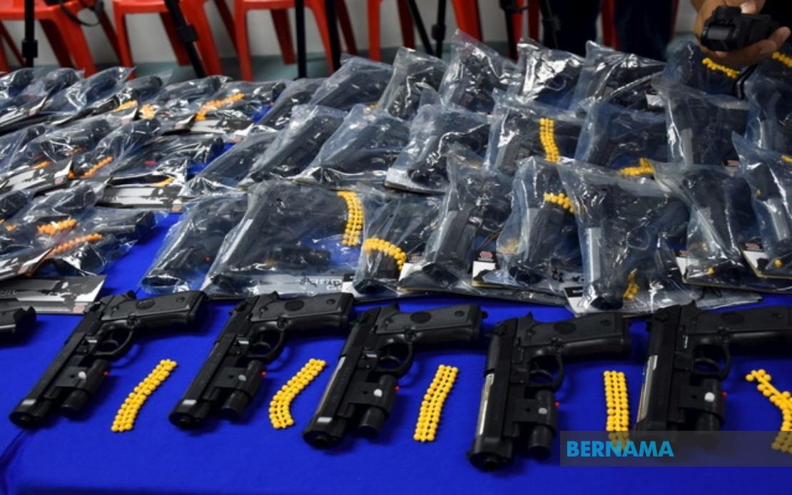 Melaka Police Raid Nets 351 Airsoft Pistols In Toy Store