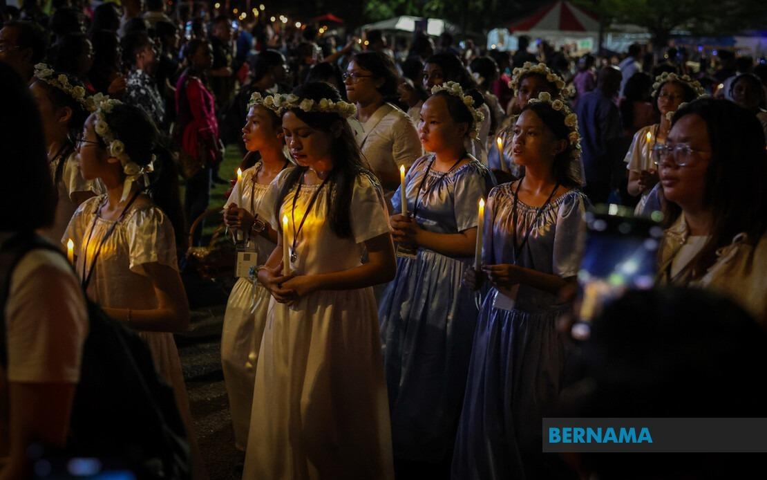 Over 10,000 Catholics Attend Feast Of St Anne Night Procession
