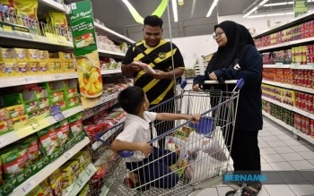 Govt's RM100 Cash Aid To Spur Spending, Benefit Small Traders