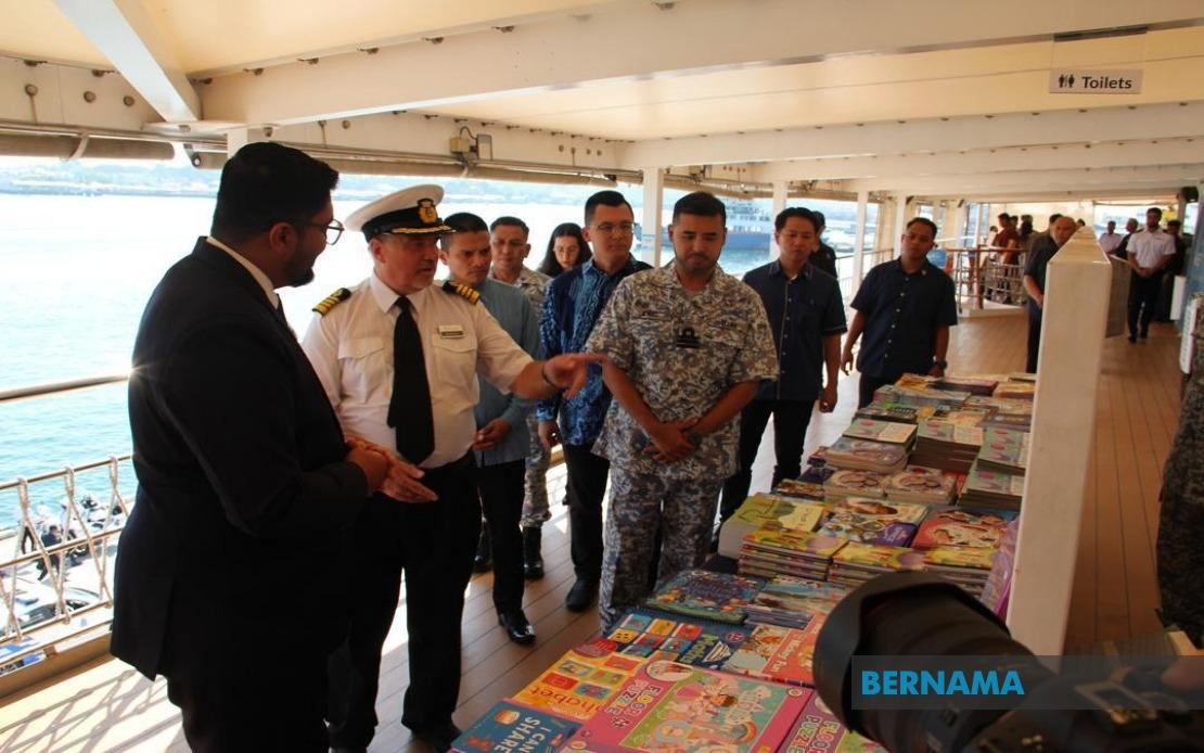 Tunku Idris Iskandar Visits Iconic Floating Book Fair ‘Doulos Hope'