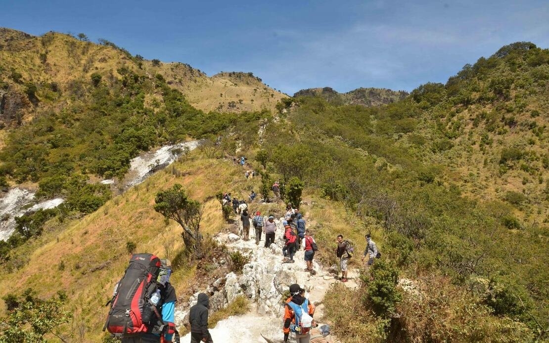 Indonesia Urges Safer Hiking After Tourist Death On Rinjani