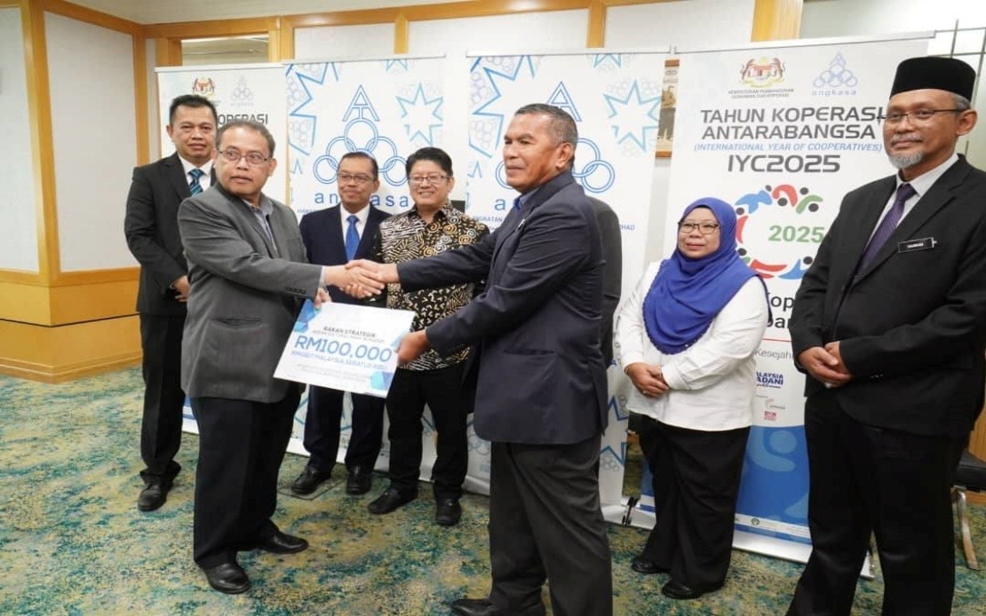 ANGKASA Hands Over RM100,000 In Sponsorship To Koperasi LLM Bhd For ACNR2025