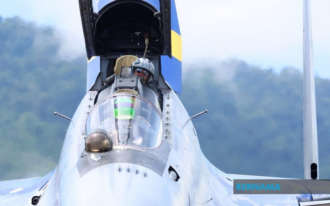 Air Force Chief Asghar Makes History In LIMA '25 Air Show Flying 'Toruk Makto'