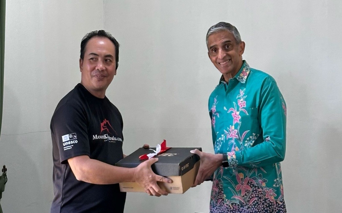 Singapore High Commissoner Honours Mount Kinabalu Guides On Quake's 10th Anniversary