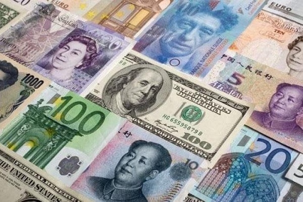 ضربة للدولار.. بنوك مركزية تتجه للذهب واليورو هرباً من تقلبات العملة الأمريكية