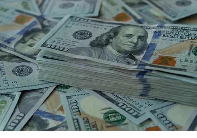 الدولار يواصل التراجع أمام الجنيه المصري في البنوك.. أقل من الـ 50 بيعاً وشراءً