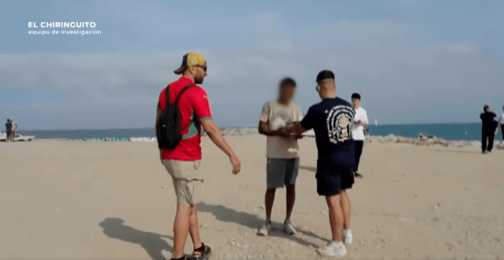 شرطة برشلونة تتنكر بقميص المنتخب المغربي للإيقاع بالباعة الجائلين