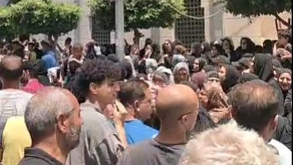انهيار زوجة أحمد عامر خلال جنازته بمحافظة الغربية