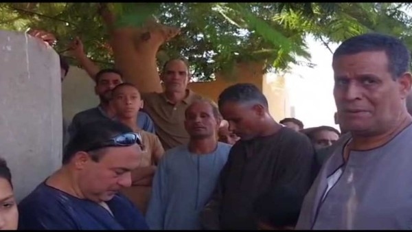 «خلوني جنبه أونسه».. انهيار والد أمين الشرطة المتوفى في حادث مدير أمن الوادي الجديد (فيديو)