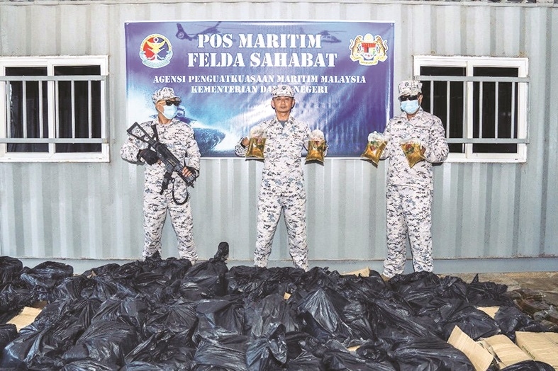 Boat skipper jumps into sea in failed smuggling attempt