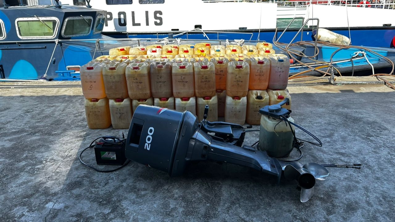 Bid to smuggle fuel foiled, three boats detained