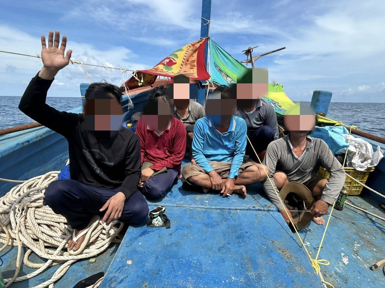 Viet fishing boat with six crew members detained