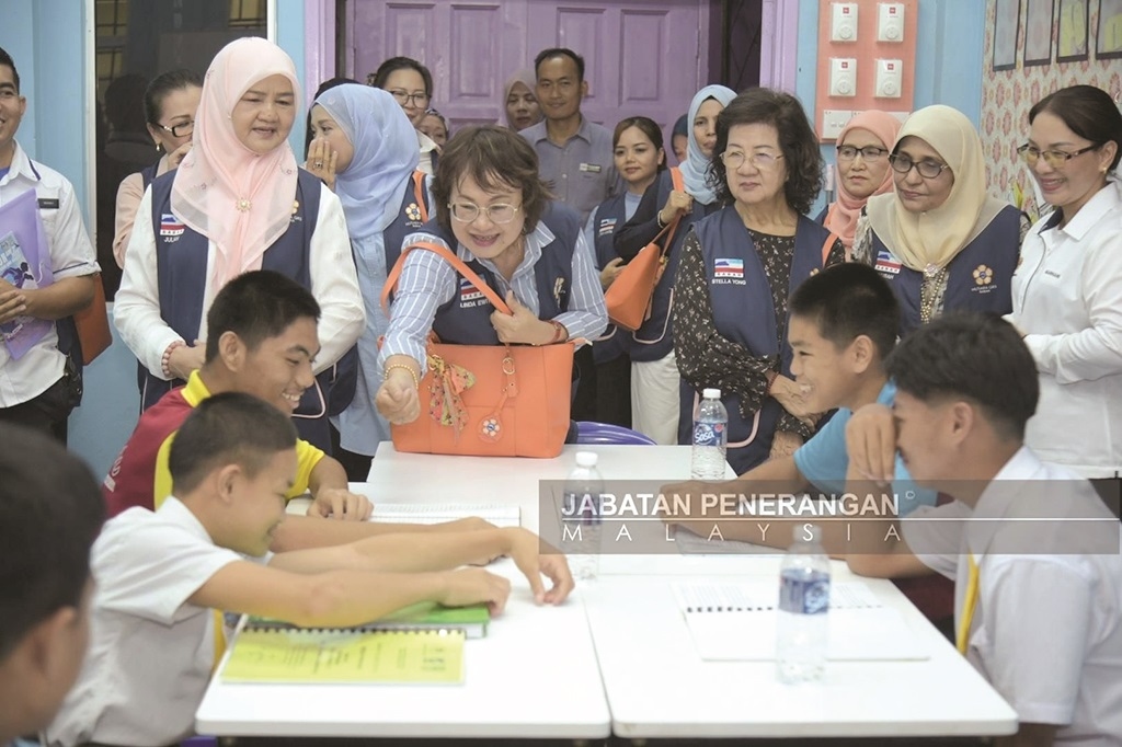 Mutiara GRS delivers relief in Tandek visit