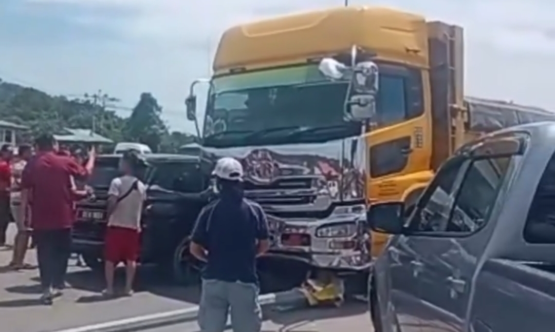 Lorry laden with stones crashes into vehicles