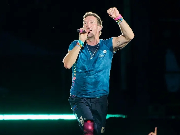 Chris Martin jokes about kiss cam chaos at Wisconsin show