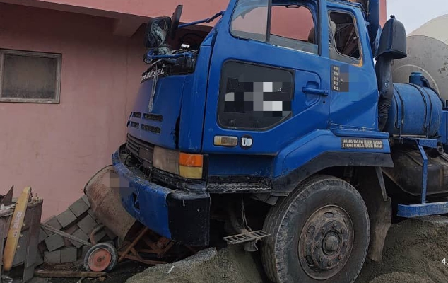 Cement truck crashes into office in Tawau, two hurt