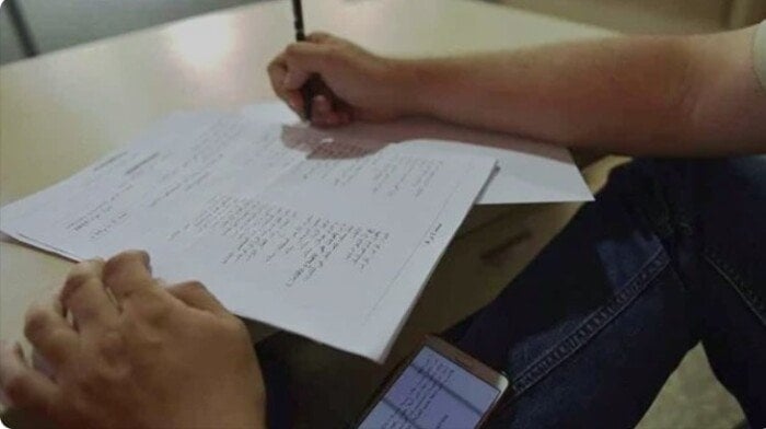 جروبات الغش تزعم تداول امتحان اللغة الأجنبية الأولى.. والتعليم تحقق