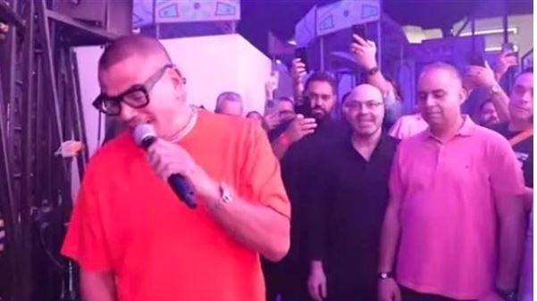 بـ «لوك جديد».. عمرو دياب يشعل حماس جمهوره في حفل دبي