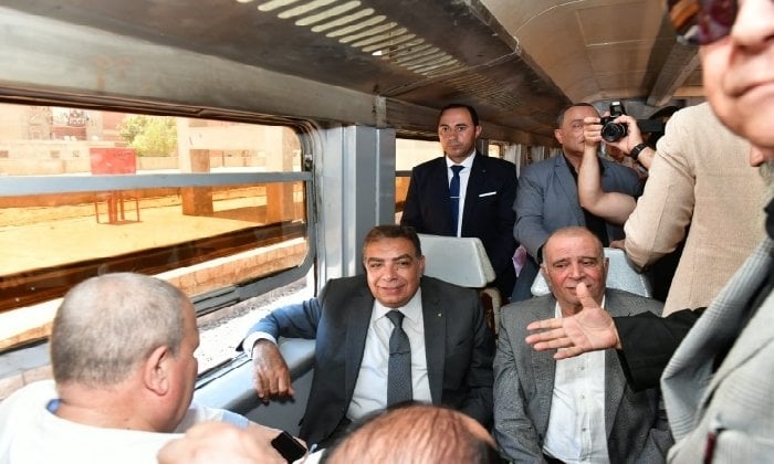 محافظ الدقهلية ورئيس هيئة السكك الحديدية يفتتحان وصلة خط قطار «بلقاس