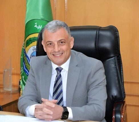 محافظ الإسماعيلية يهنئ أوائل الدبلومات الفنية على مستوى المحافظة