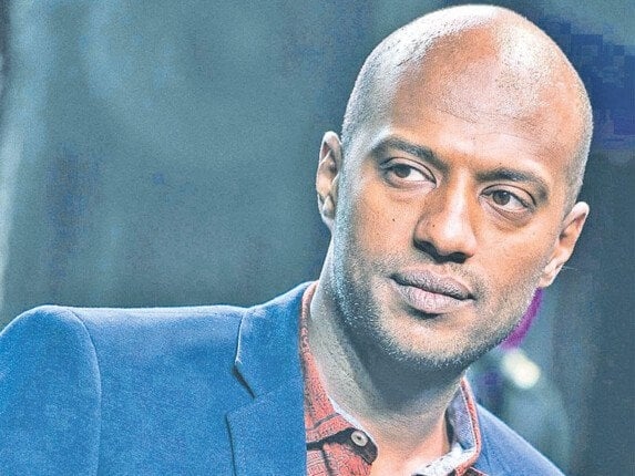 «لو عطست هتشلّ».. أمير صلاح الدين يتصدر التريند بعد الكشف عن مرضه النادر