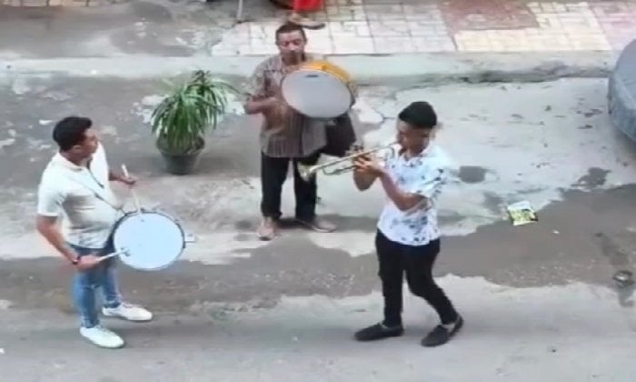 العزف أكل عيشي ودعوات أمي سر نجاحي.. «روما محمد» من شوارع الإسكندرية إلى قلوب المارة