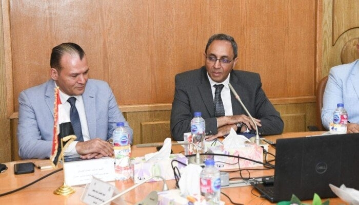 محافظ قنا يبحث الموقف التنفيذي لمشروعات برنامج التنمية المحلية