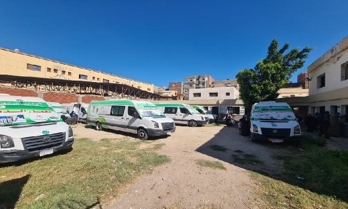 بـ 7عيادات طبية.. كشف وعلاج لـ865 مواطنًا في قافلة مجانية بالبحيرة