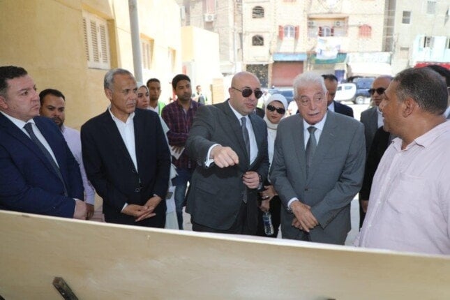 محافظ بني سويف يصطحب مستشار رئيس الجمهورية لتفقد مشروع تطوير سوق الدهشوري