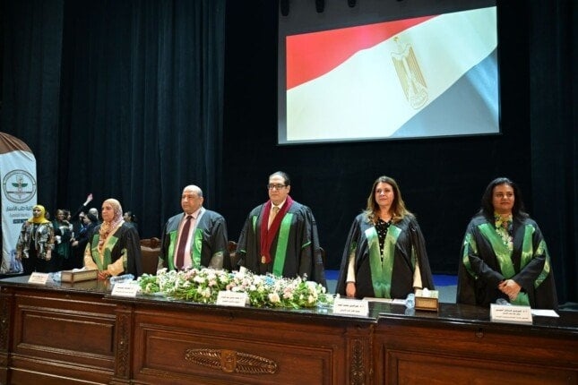 رئيس جامعة القاهرة يشهد تخريج الدفعة 97 من الطلاب الوافدين بكلية طب الأسنان