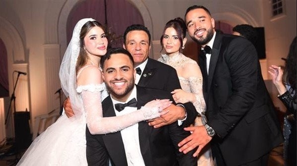«على غير المعتاد».. محمد فؤاد يقبل يد زوج ابنته