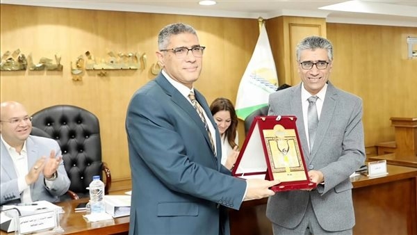 محافظ الجيزة يكرم مدير مديرية الطب البيطري لبلوغه سن التقاعد